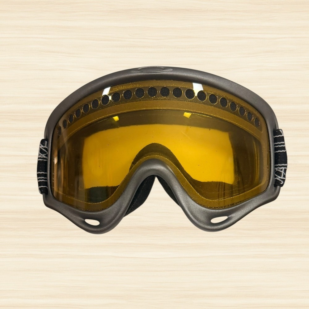 Oakley A Frame Snow Goggles Yellow Amber Lens Gray Ski Snowboard Graphic Strap